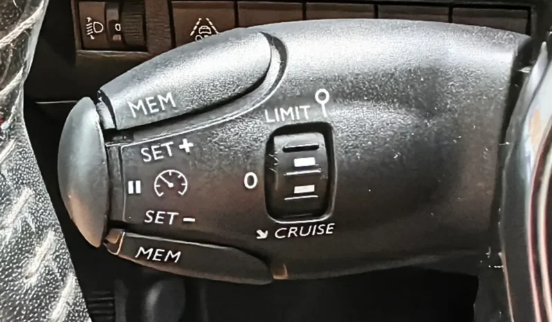 
								PEUGEOT 208 full									
